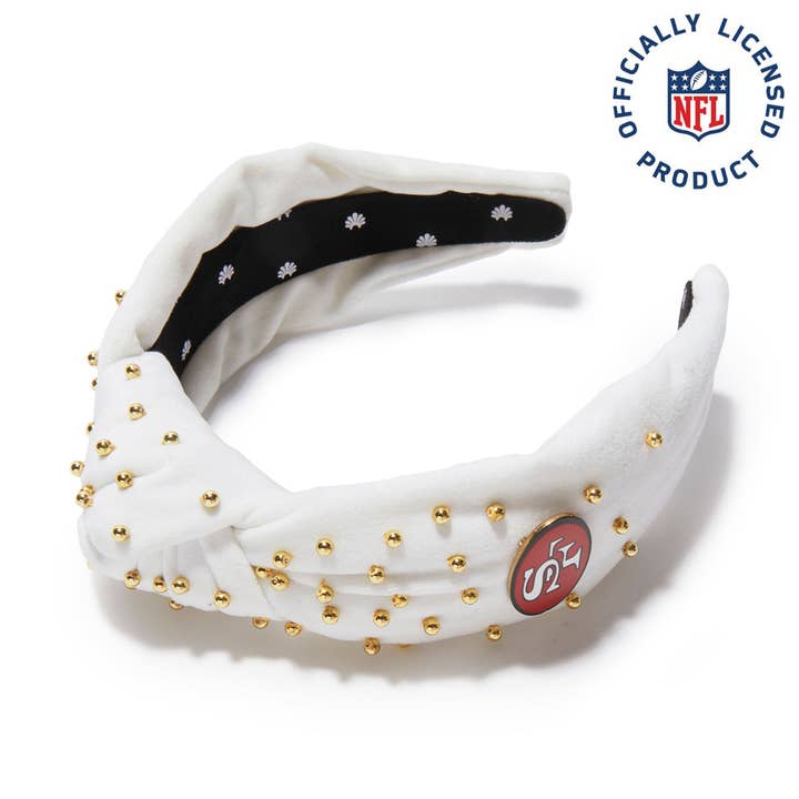 SF 49ERS LELE SADOUGHI X NFL IVOORKLEURIGE VERSIERDE GEKNOOPTE HAARBAND voor wholesale door Lele Sadoughi