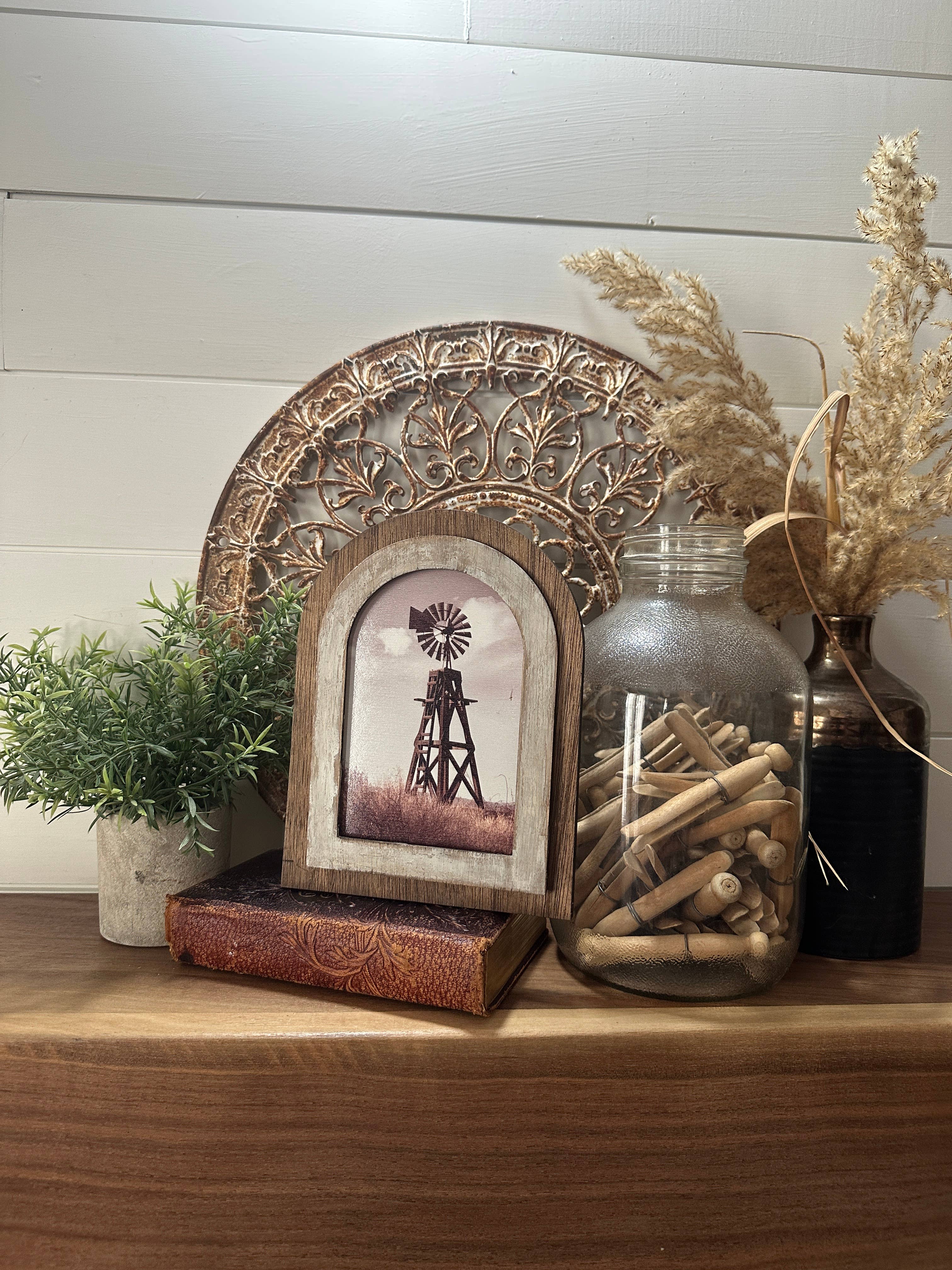 The Broken Board - Venta al por mayor Fotografías - Marco arqueado pequeño con molino de viento en la pradera1