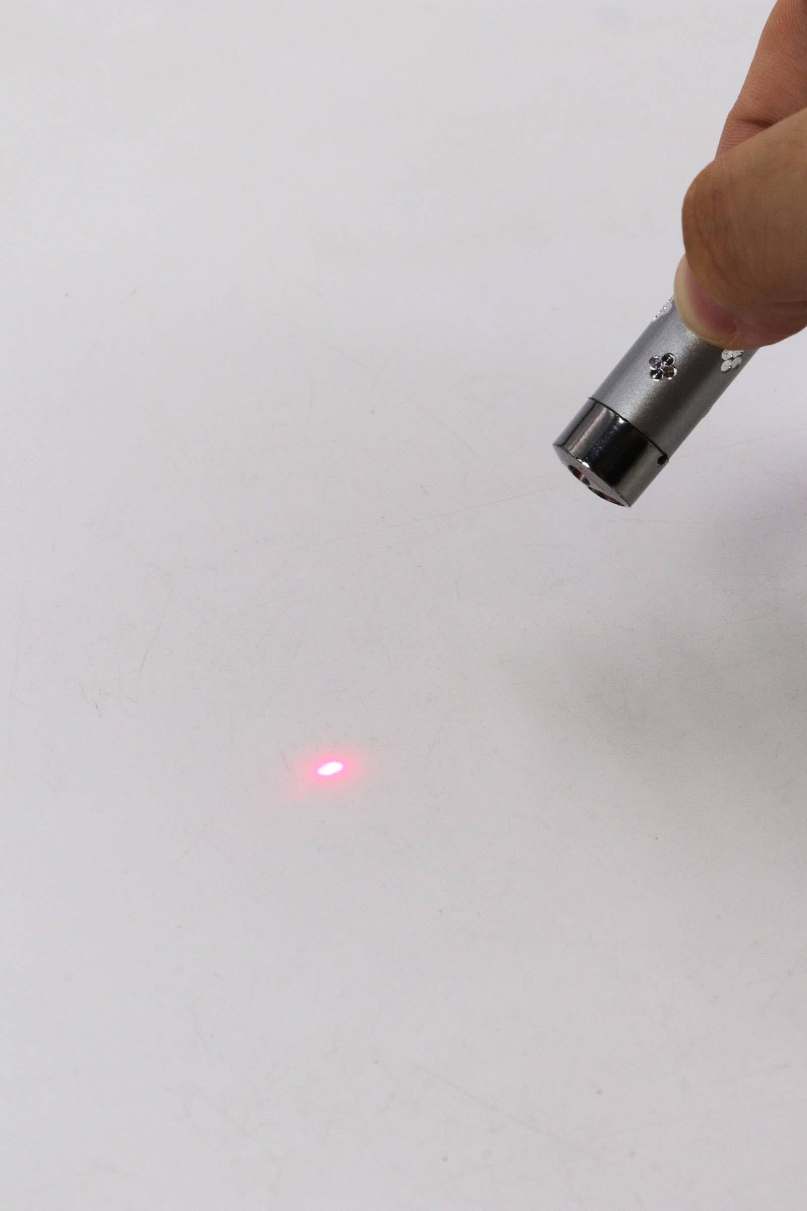 ASSORTI Mini lampe de poche 3-en-1 avec pointeur laser et lumière LED en vente sur Faire5