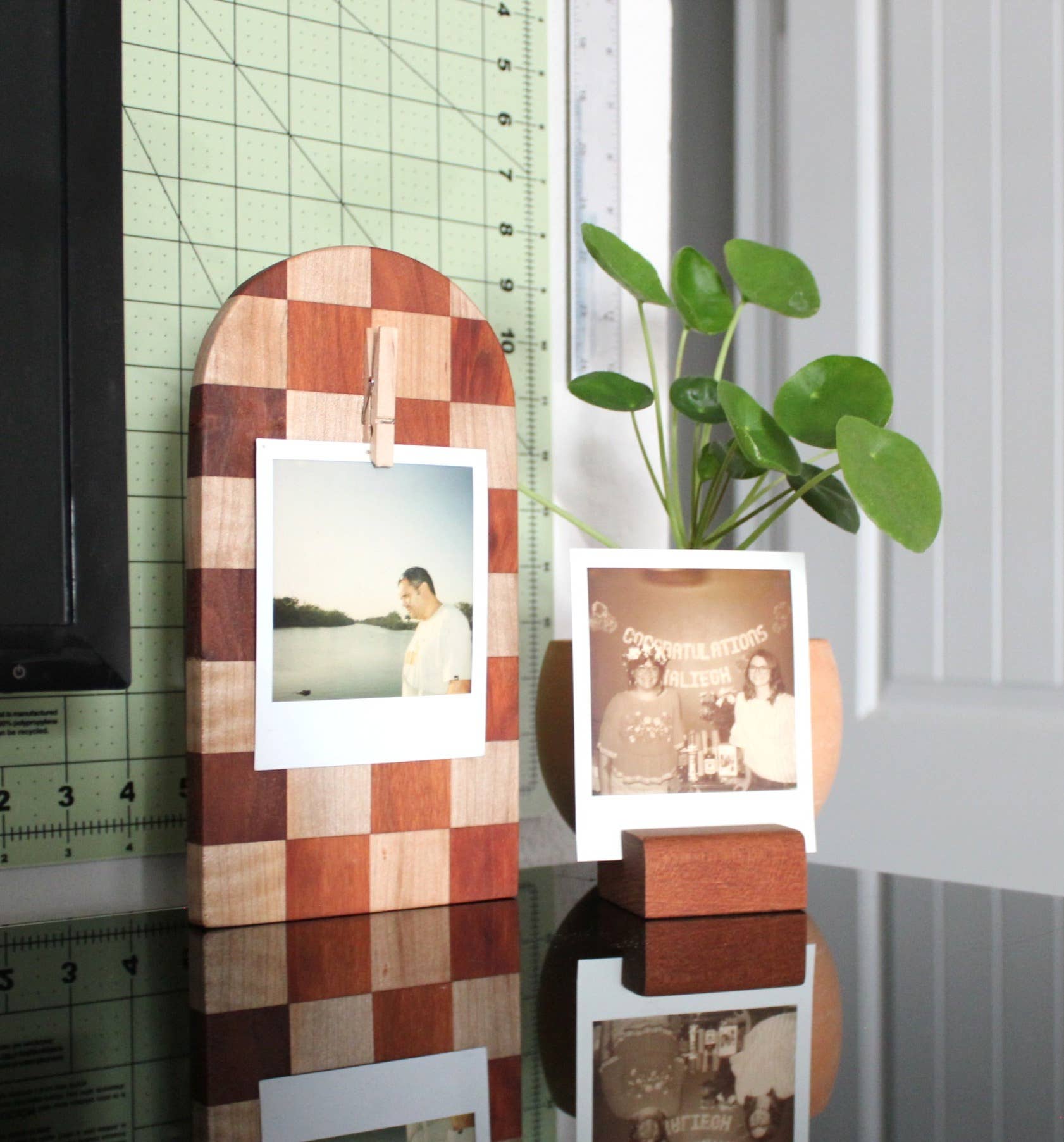 Honeywood - Wholesale Picture Frame - Cambré Wooden Checkered Photo Display1