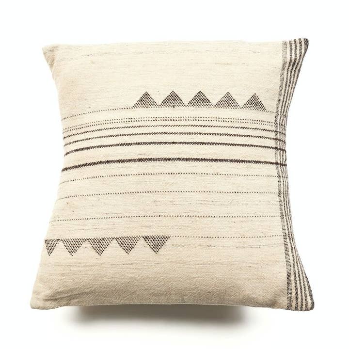 Kora Handloom groot kussen met witte textuur voor wholesale door Variously