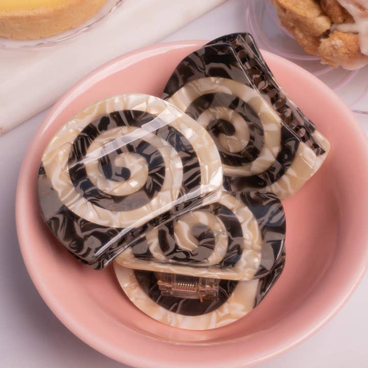Pince à cheveux spiralée Cinnamon Swirl en acétate marron et crème pour la vente par WINONA IRENE
