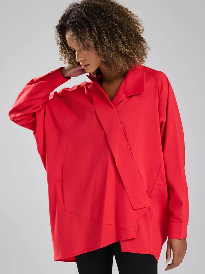 Camicetta Rossa Asimmetrica da Donna – Blusa Moderna con Collo Drappeggiato per la vendita all'ingrosso da parte di DesignofBoho