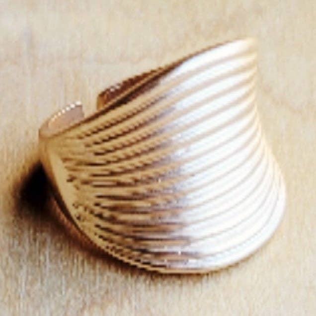 Mat Goud Vergulde Manchet Ring 012b voor wholesale door The Jewelry Junkie