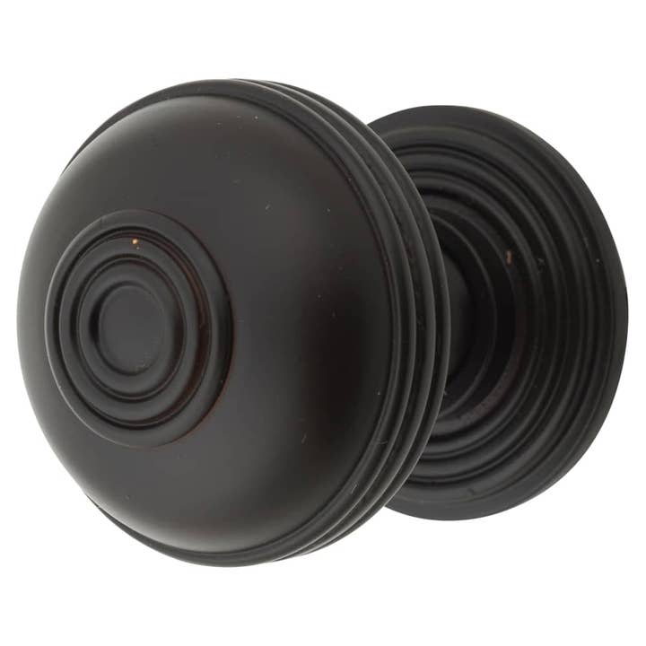 Fra The Anvil Prestbury rund skabsknap - 38 mm diameter - ældet bronze for engroshandel hos Diybasket