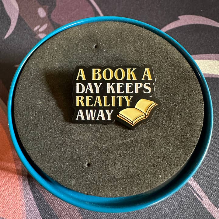 Um Livro Um Dia Mantém a Realidade Away Pin de Esmalte por atacado de Scribble & Scroll