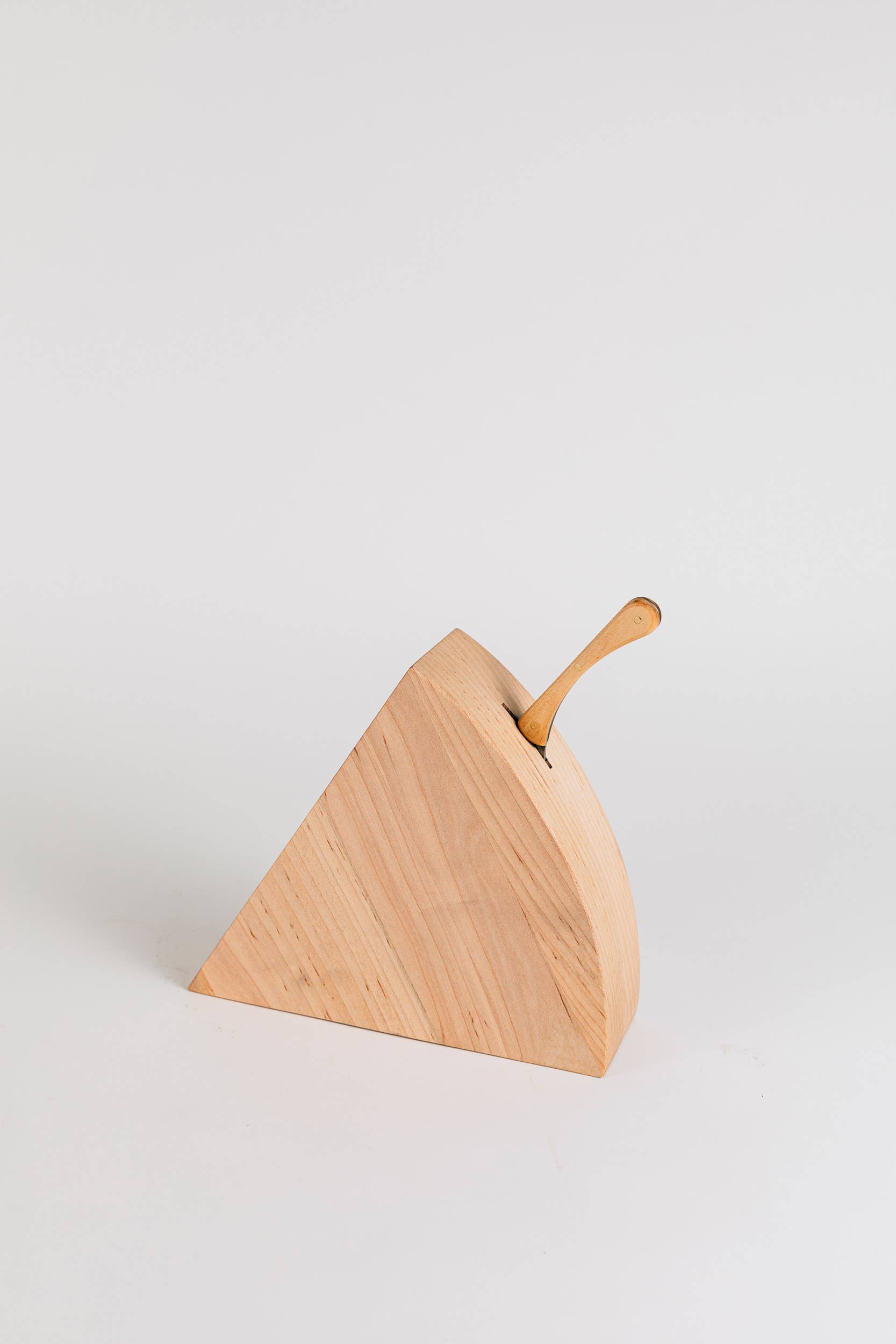 Millstream Home – Großhandel Käsemesser – Der Käseblock mit handgeschmiedetem Streicher0