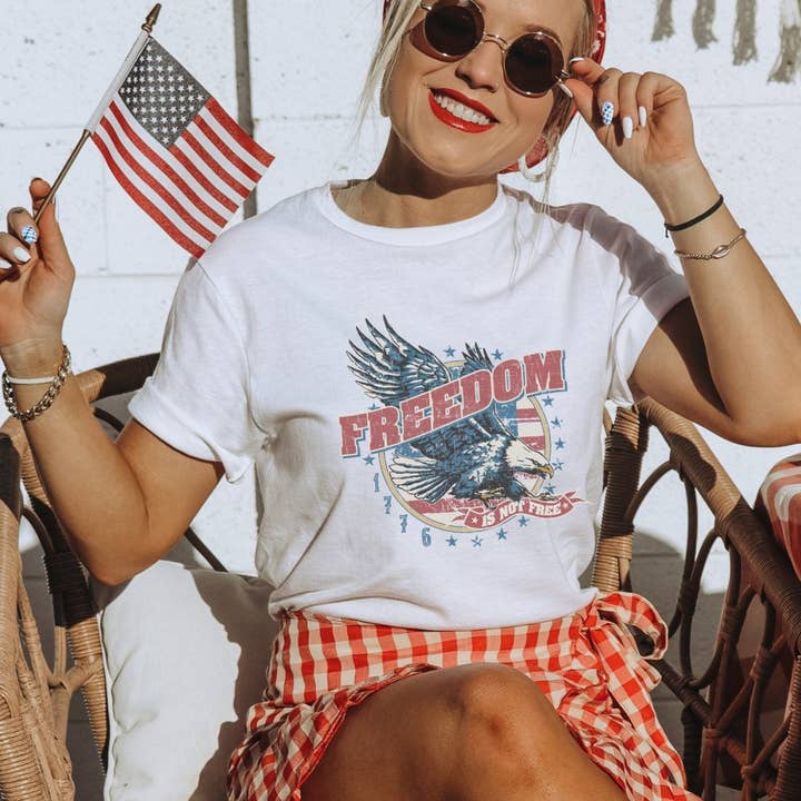 Frihed er ikke gratis T-shirt for engroshandel hos Trendznmore - Modern Graphic Apparel