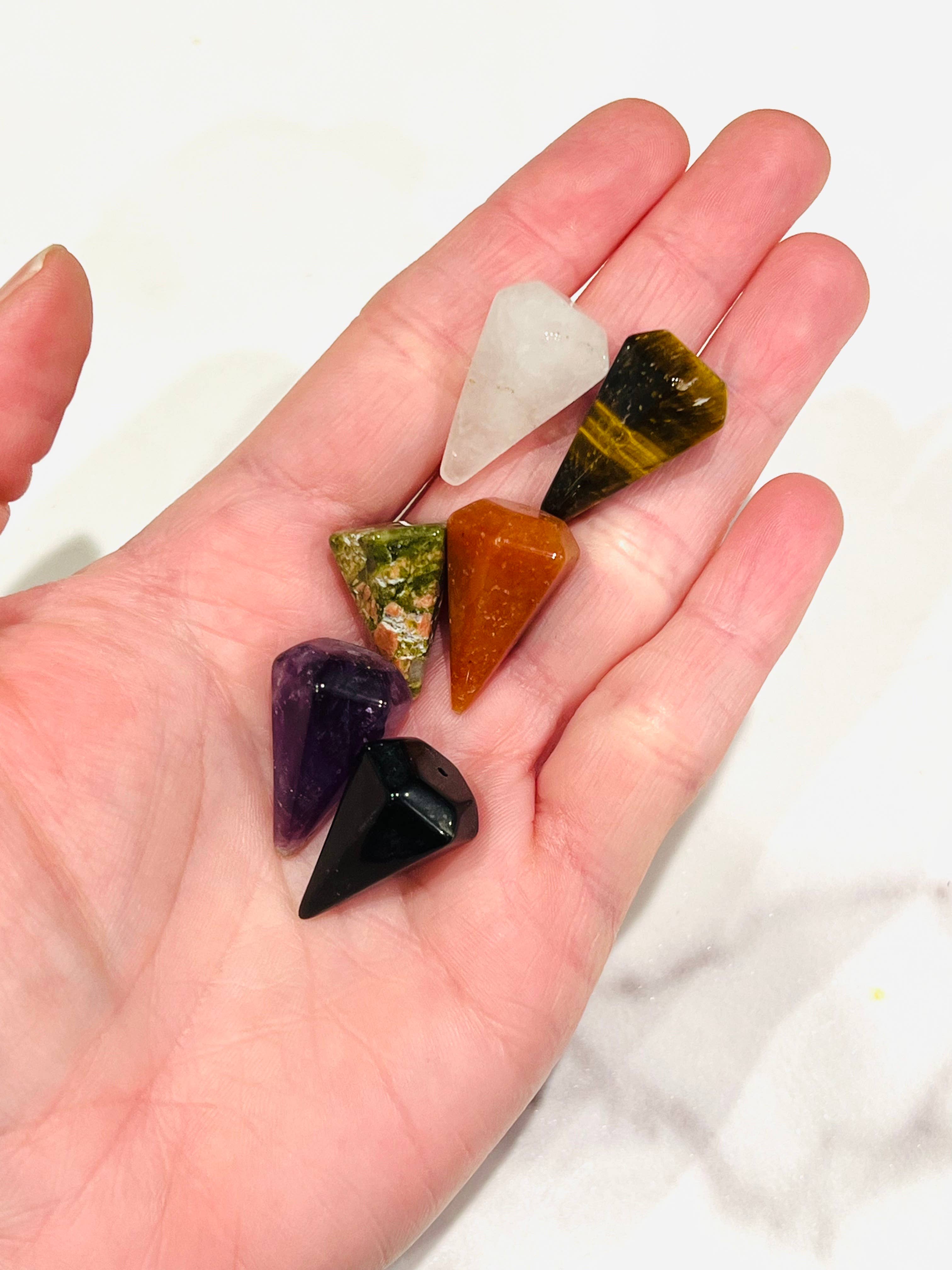 Only Crystals Remain – Großhandel Spiritueller Stein/Kristall – Schmuckset mit Kristallpendel, gebohrte Spitzen, zum Selbermachen, 10 Stück2