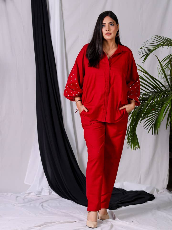 Chemise rouge cerise à manches ballon brodées pour la vente par Yunikulondon