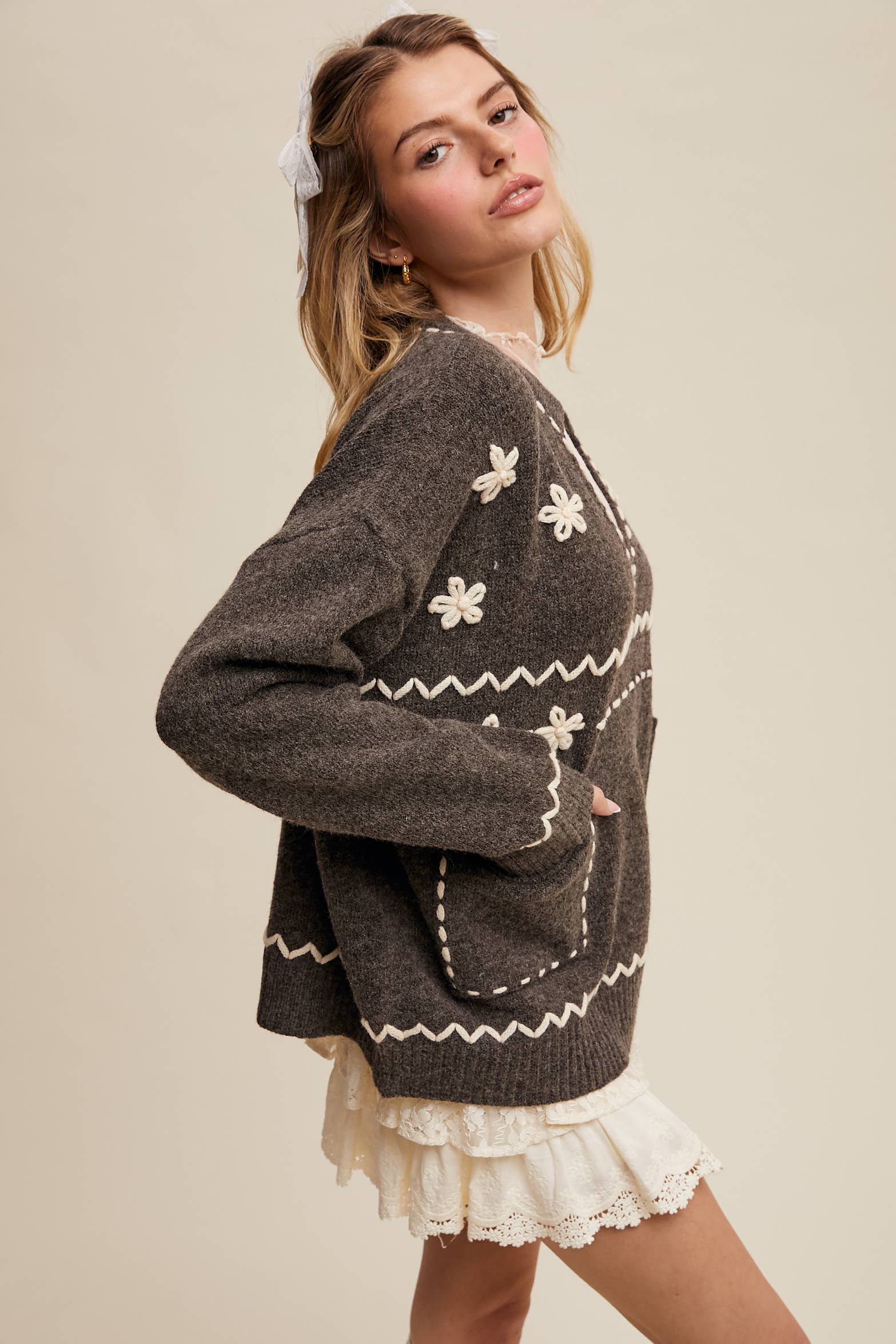 Listicle – wholesale Knitted jumper – Women′s – Floral Embroidered Knit Sweater LSW097814