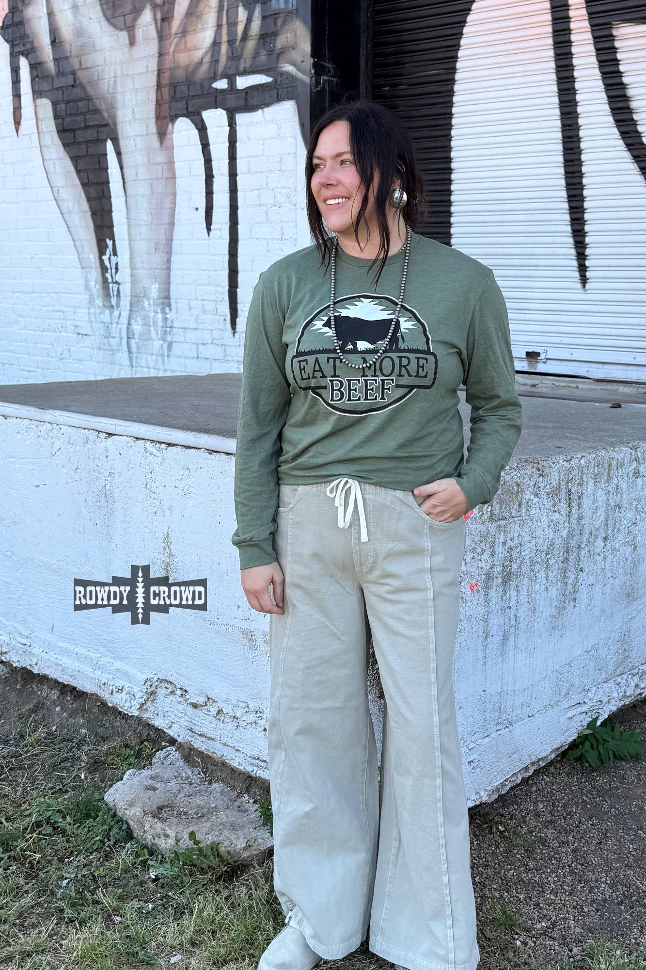 Rowdy Crowd Clothing – T-shirt estampada - Mulher por atacado – Camisola de Manga Comprida "Coma Mais Carne de Vaca"6