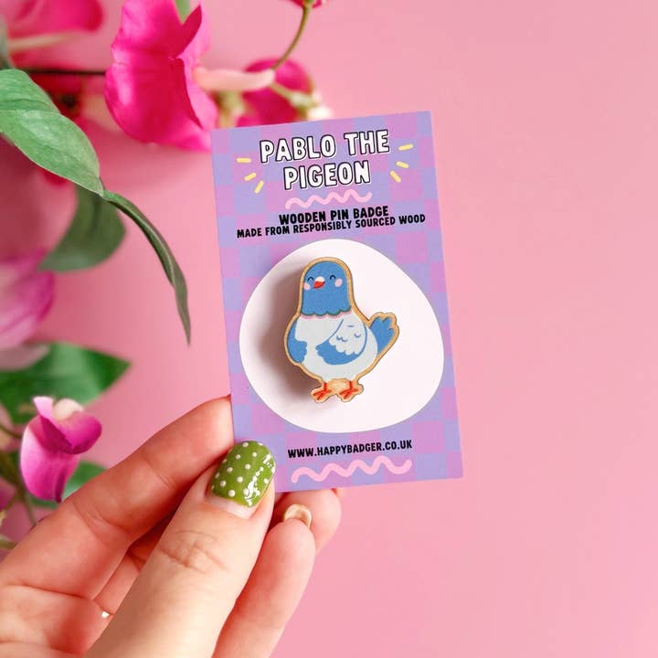 Badge Épinglette en Bois Pigeon pour la vente par The Happy Badger