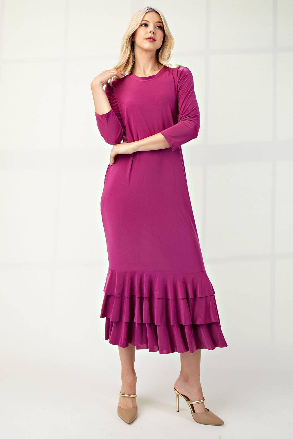 Celeste Clothing – Großhandel Kleid – Damen – Großgrößen-Midikleid mit gestuften Rüschen und 3/4-Ärmeln0