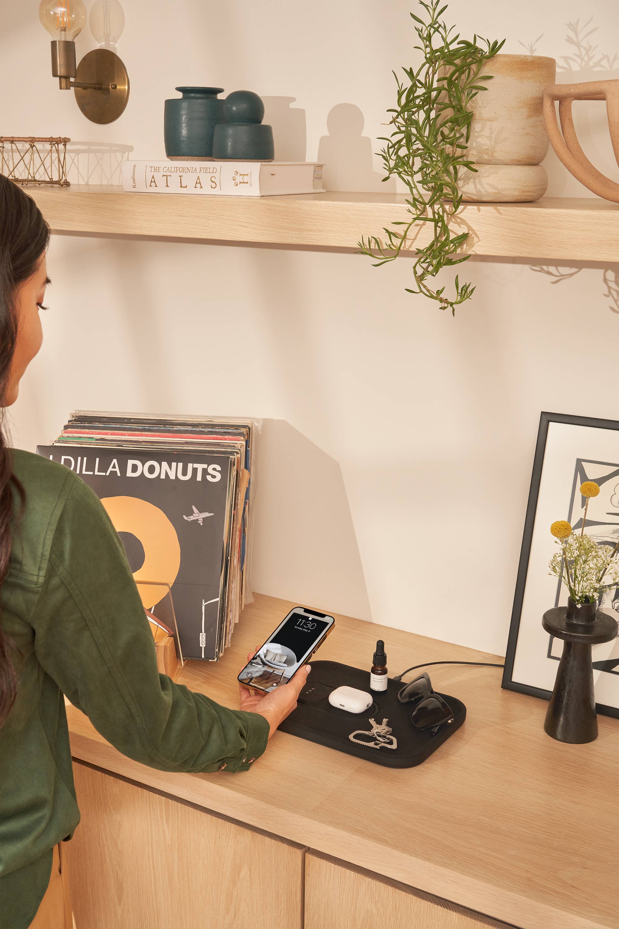 Courant - Wholesale Charging Dock - CATCH:3 - Essentials Linen Wireless Charger with Valet Tray9