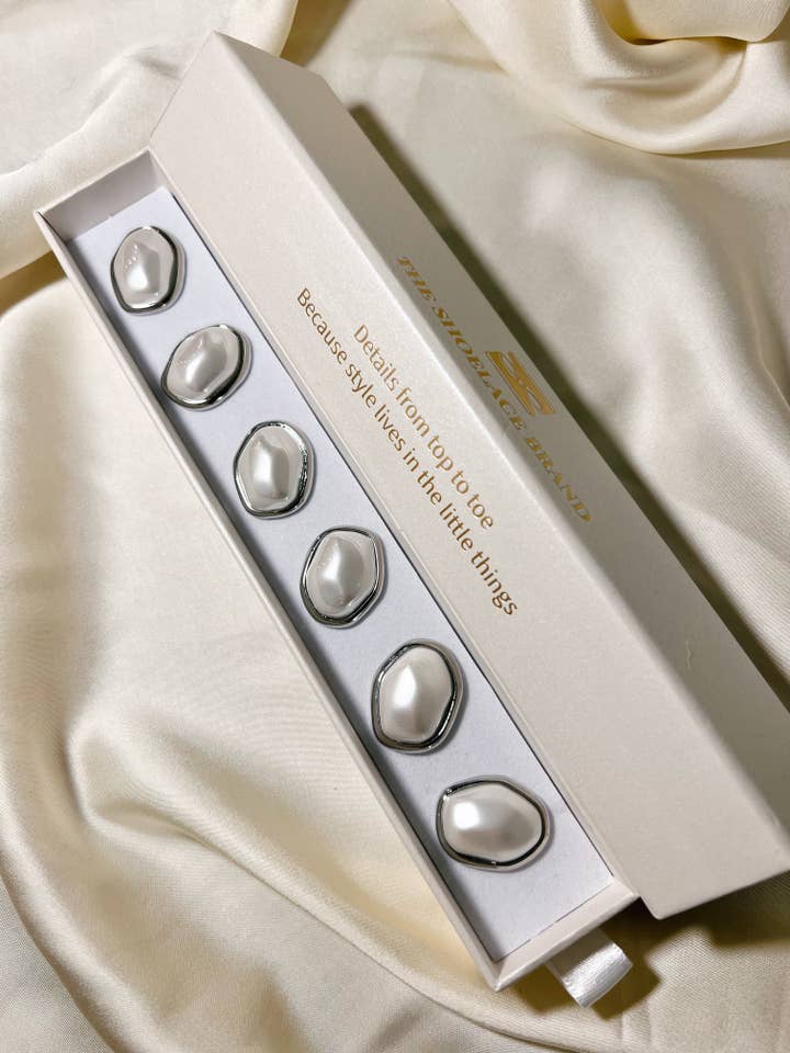 Fei – Ciondolo Asimmetrico con Bottone di Perla Argento (6 pz) per la vendita all'ingrosso da parte di The Shoelace Brand