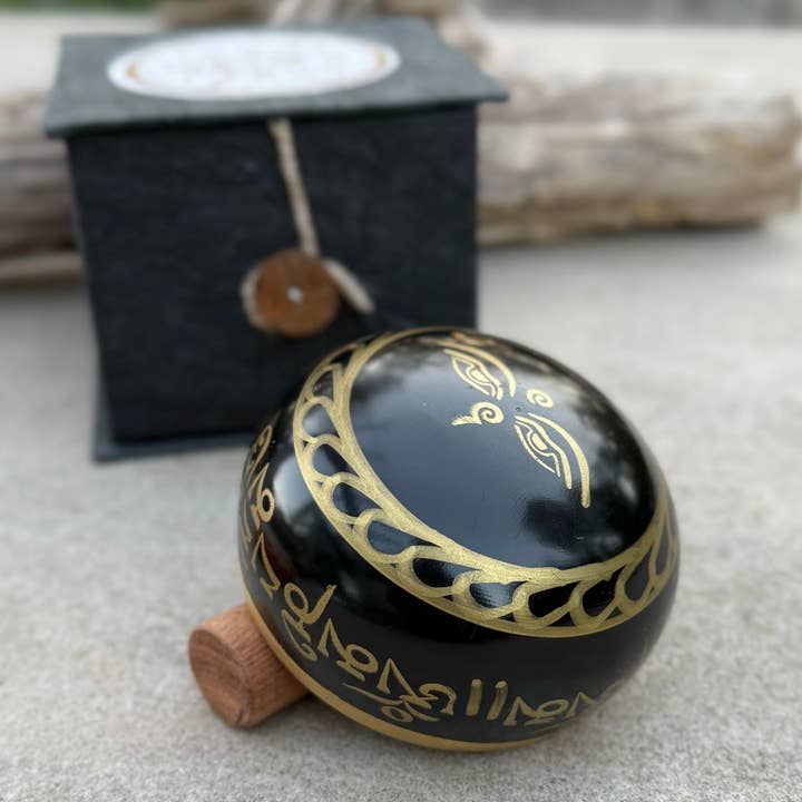 Lungta Imports - Vendita all'ingrosso Attrezzatura per meditazione - Set regalo completo di campane tibetane con ciotola incisa OM Mani Padme Hum.