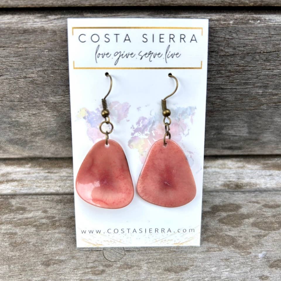 Costa Sierra – wholesale Hängande örhängen – Madalina örhängen i tagua, handfärgade och karvade med naturlig nötlook10