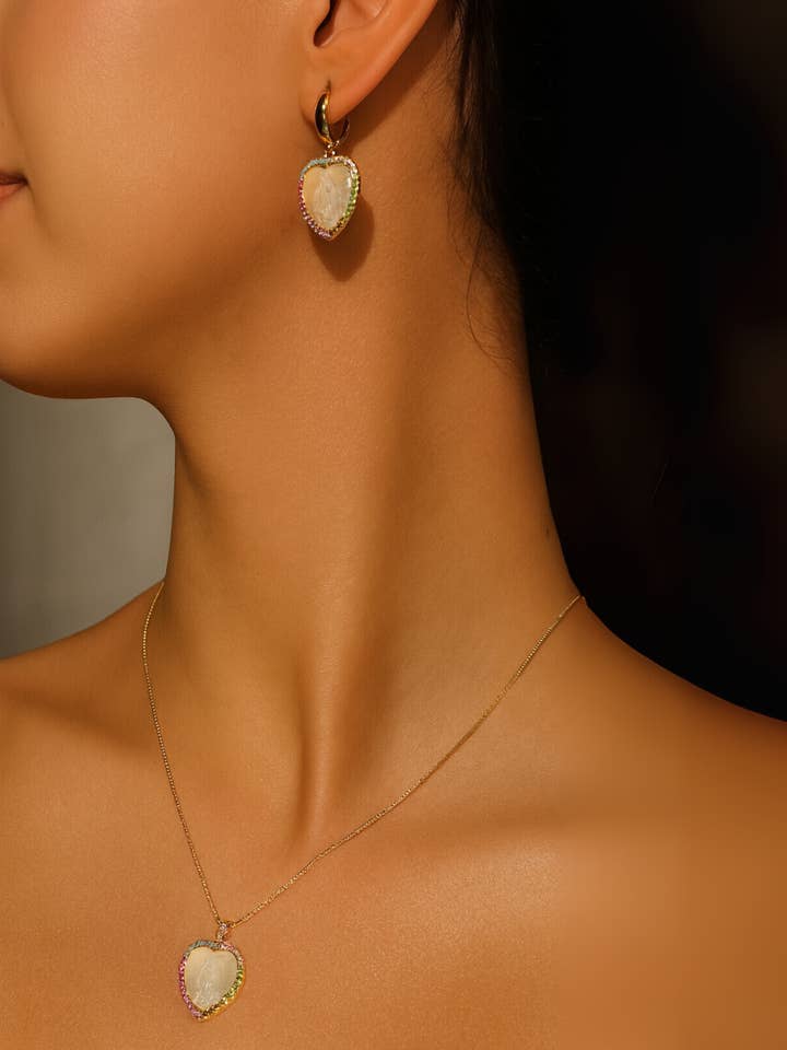 Conjunto Católico Tallado en Nácar – Collar y Pendientes con Colgante de Corazón for wholesale by PHOEBE´S