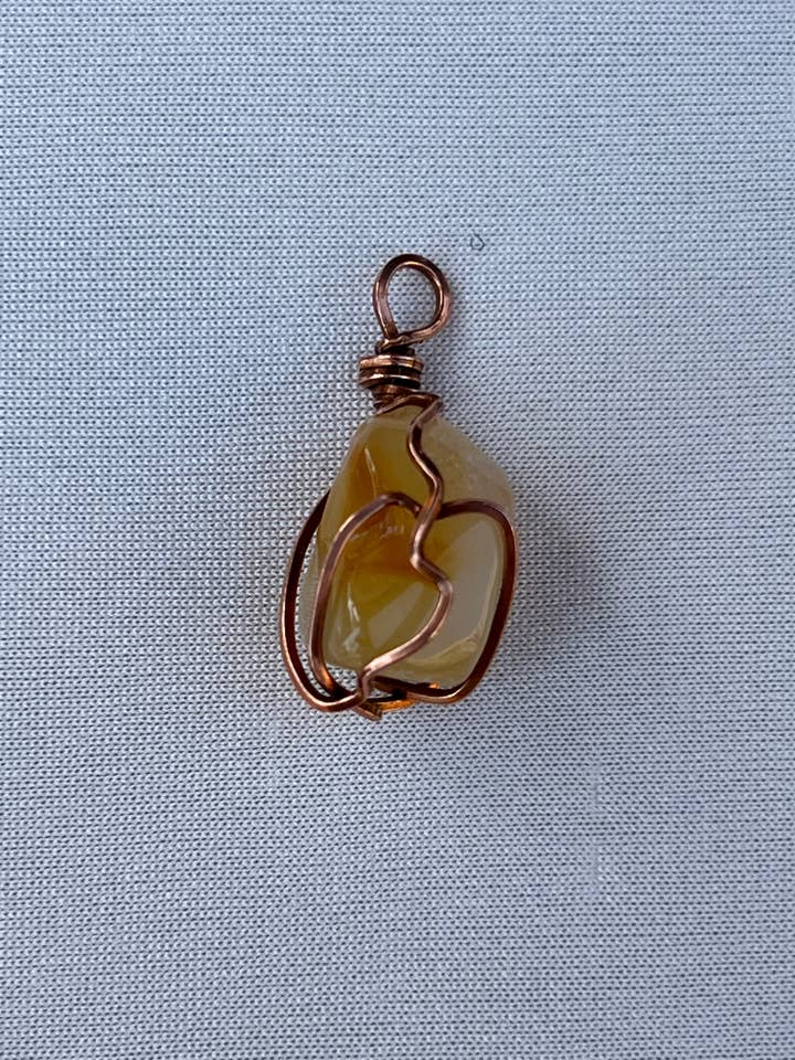 Pendentif en citrine tumbled pour la vente par Brooklyn Belle Designs
