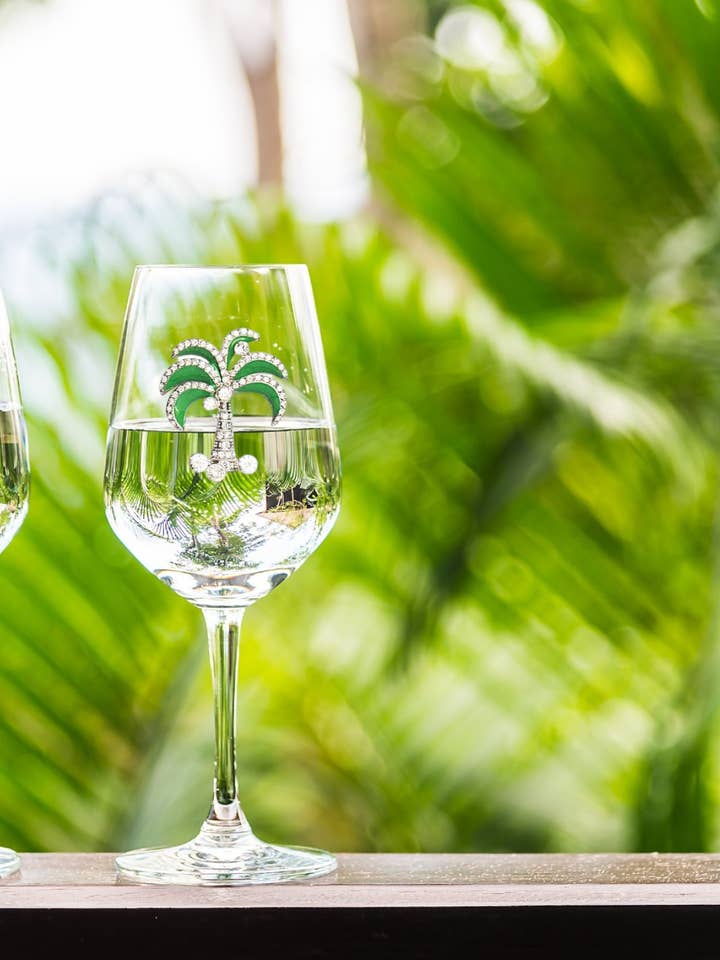 Grøn Diamant Palm Tree Jeweled Stemmed Vinglas for engroshandel hos The Queens' Jewels®