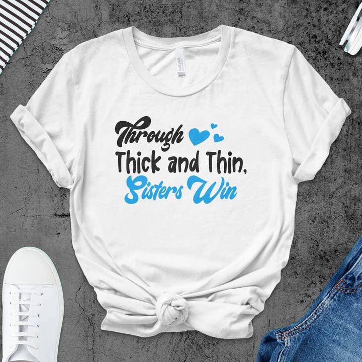 T-shirt motivant Sisters Win, t-shirt à guillemets épais et fins, hauts inspirants assortis pour frères et sœurs, chemise décontractée de soutien familial pour la vente par FreakyTeeFactory