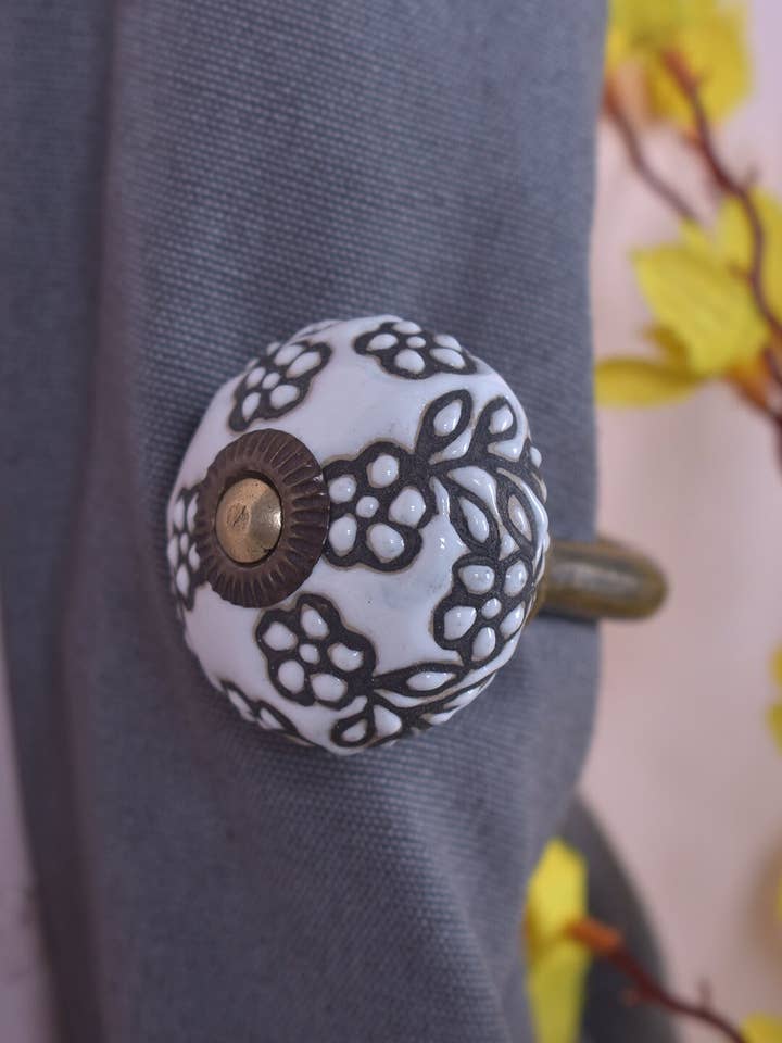 Gancio per tenda da bagno rustico in ceramica decorativa a mano di colore nero, gancio antico per tende da bagno (set di 2) per la vendita all'ingrosso da parte di KNOBCO