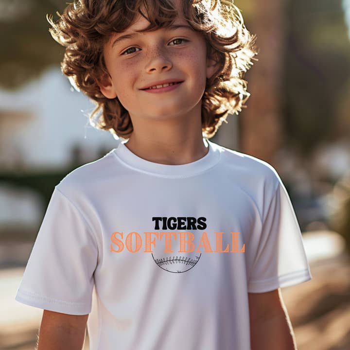 T-shirt de jeunesse de softball vintage - T-shirt mascotte personnalisé pour la vente par La Bella Rose Boutique