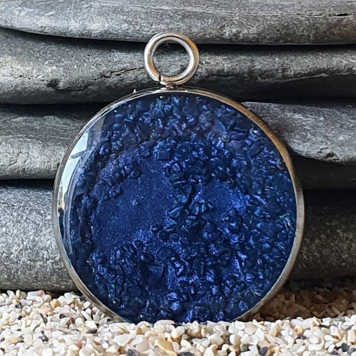 Sand & Night time blå runde vedhæng for engroshandel hos Jo Thomas Jewellery