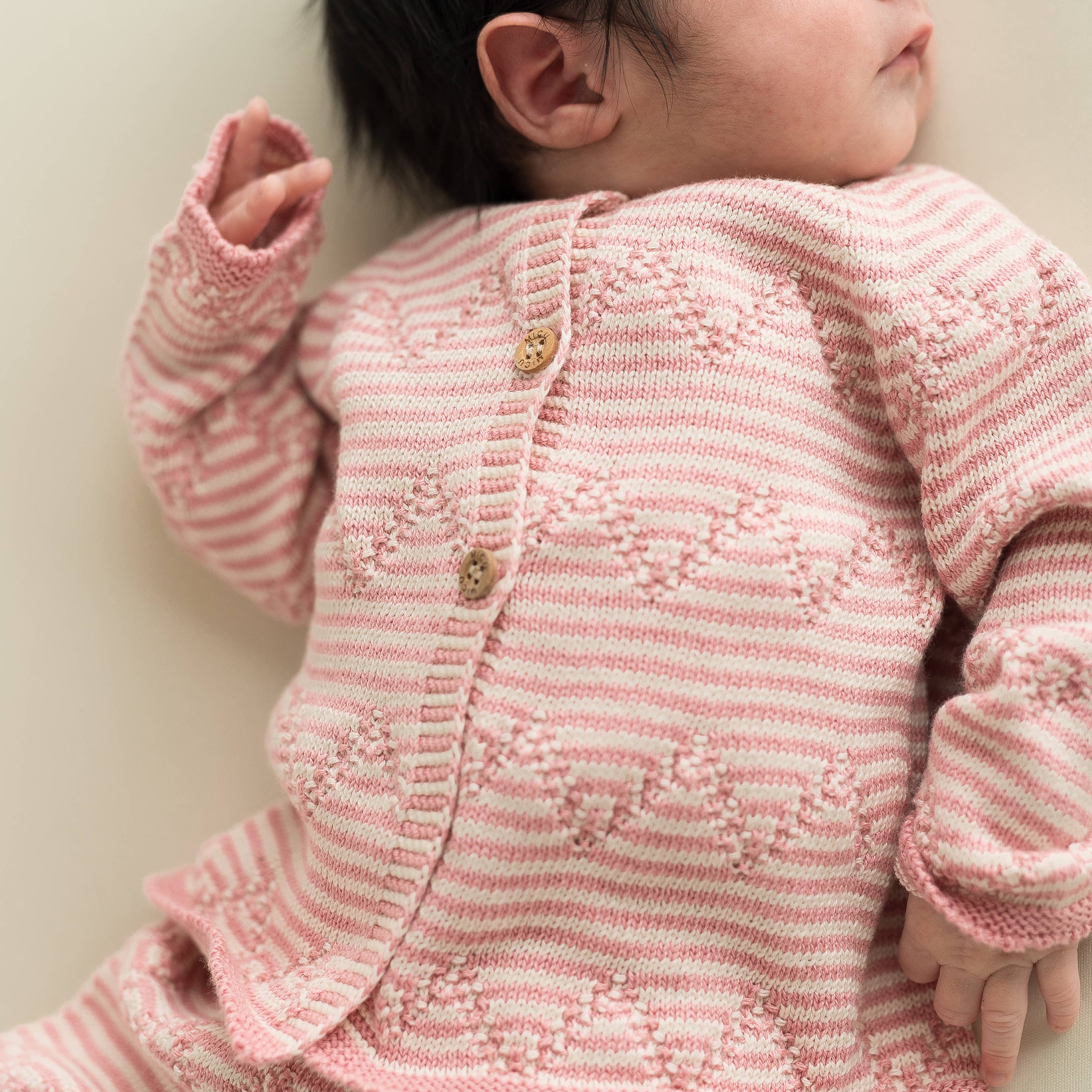 micu micu – Großhandel Oberteil-&-Hosen-Set – Baby – Set aus Jacke und Hose in Zickzack-Design, Bubblegum Pink-Ecru3