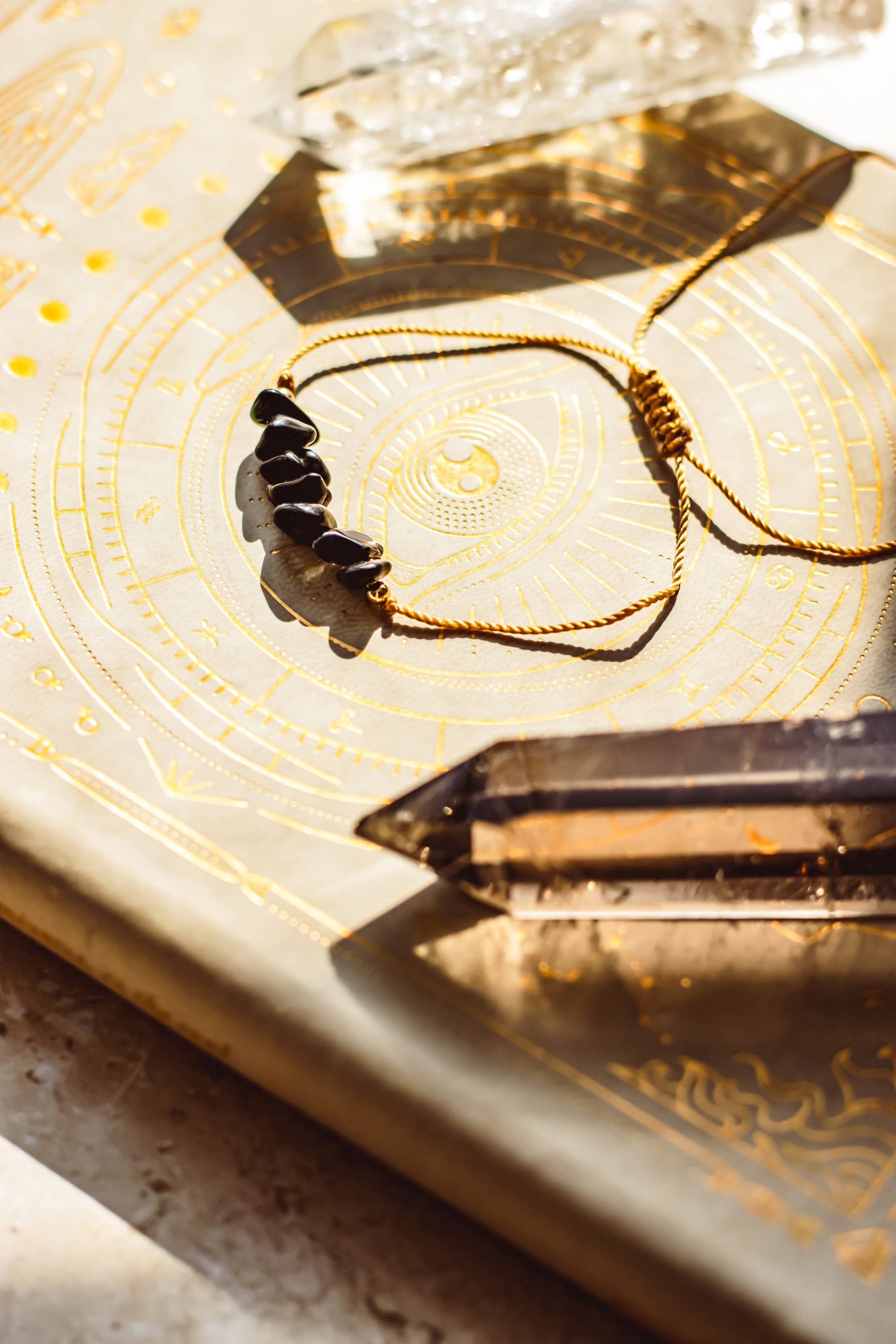 Mindful Living Co. – Großhandel Perlenarmband – Boho-Armband mit Edelsteinchips | Natürliche Kristalle6