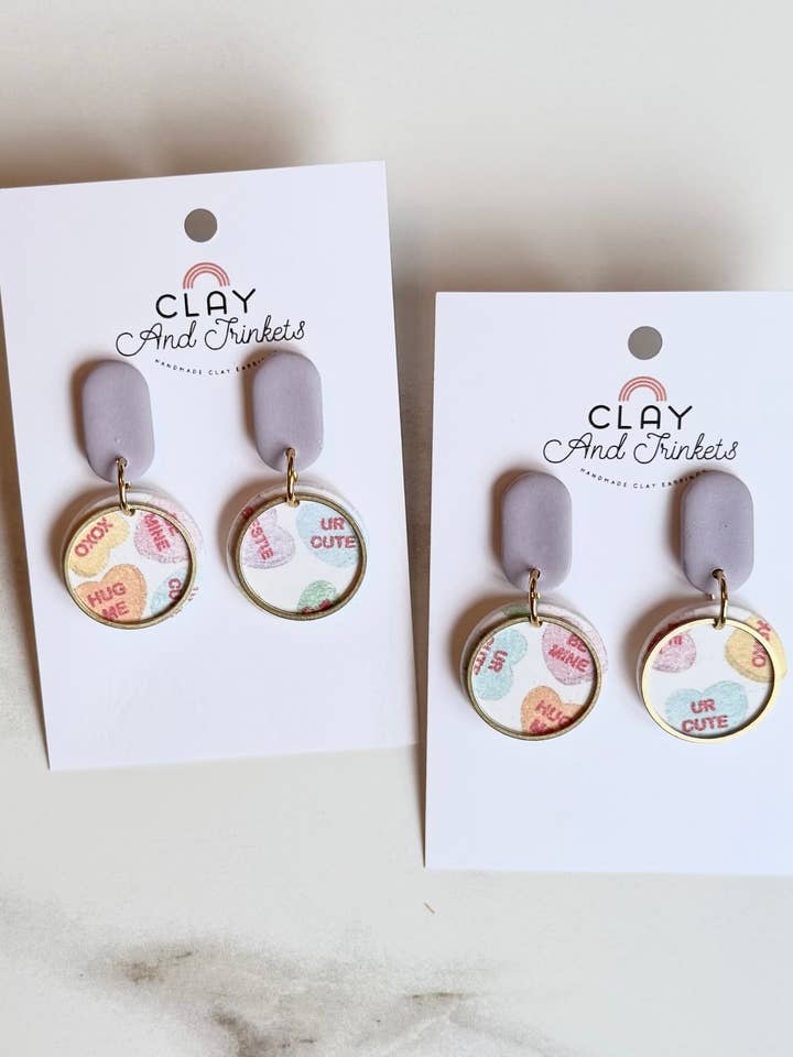 Boucles d'oreilles pendantes cœur conversation pour la vente par Clay and Trinkets