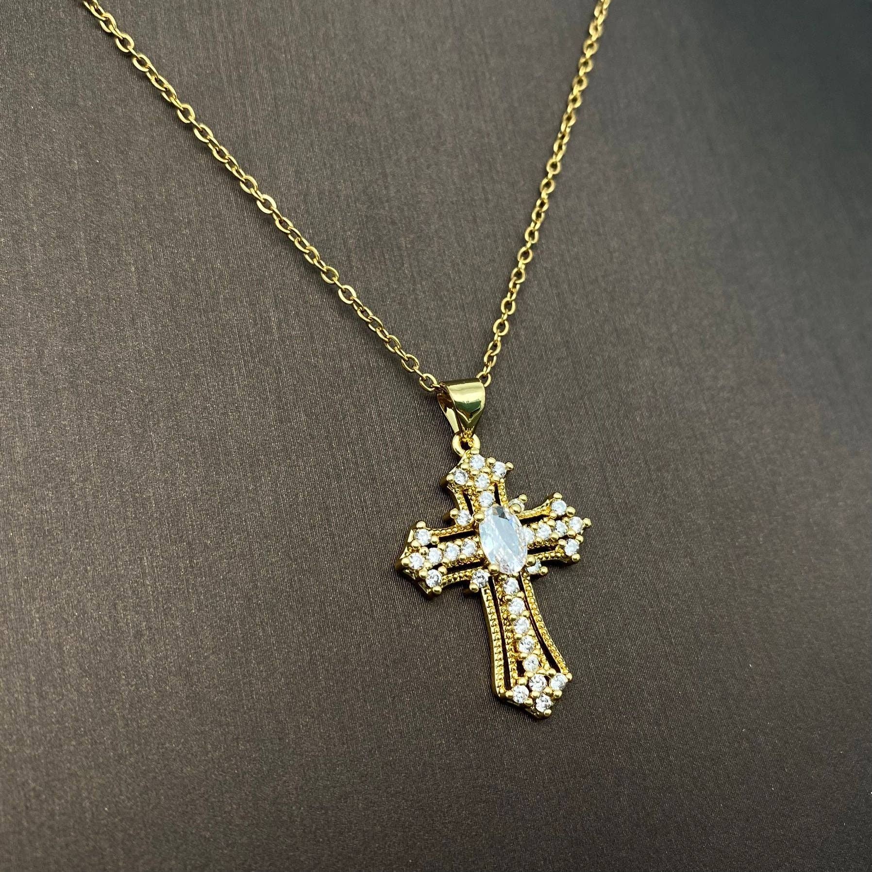 Mio Queena - Wholesale Halskettinghanger - Multi-stijl ketting met gouden hanger van strass en zirkonia kruis26