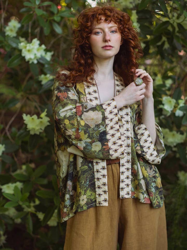 I Dream In Flowers Pixie Duster Cropped Kimono w/ Bees for wholesale by Market of Stars (Worldwide)