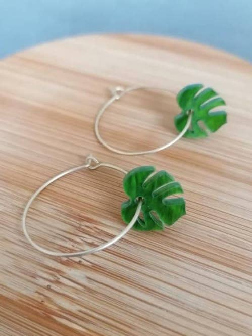 Aros dorados con hoja de monstera, muy livianos para venta al por mayor de Lily