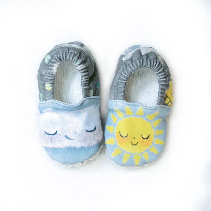 Zapatos de bebé con estampado de sol y nubes para venta al por mayor de Olly & Arya