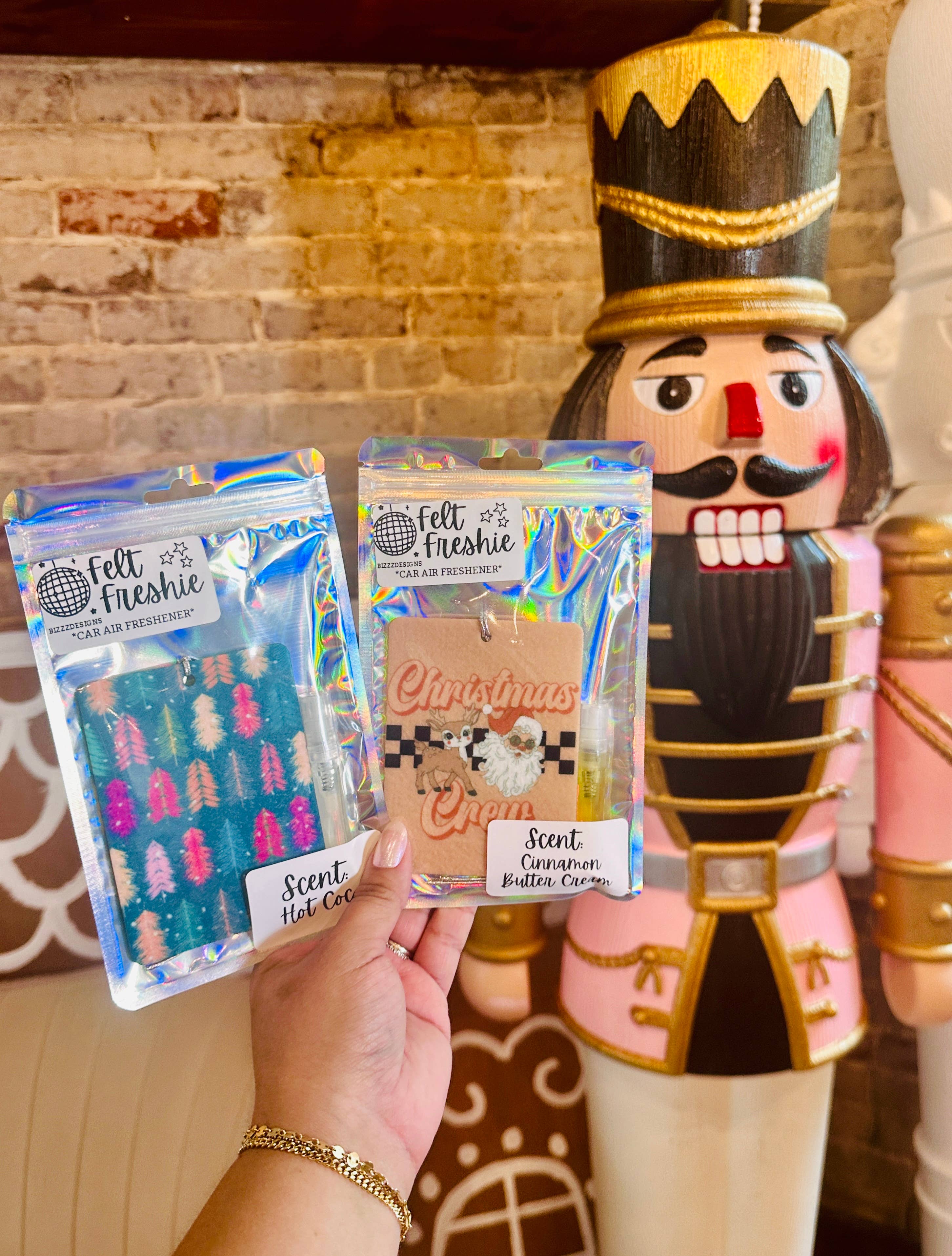 Bizzz Designs – Engroshandel Luftfrisker til bilen – til kvinder – Pink Christmas Filt Freshie Bundle af 10 | XMAS Freshies4