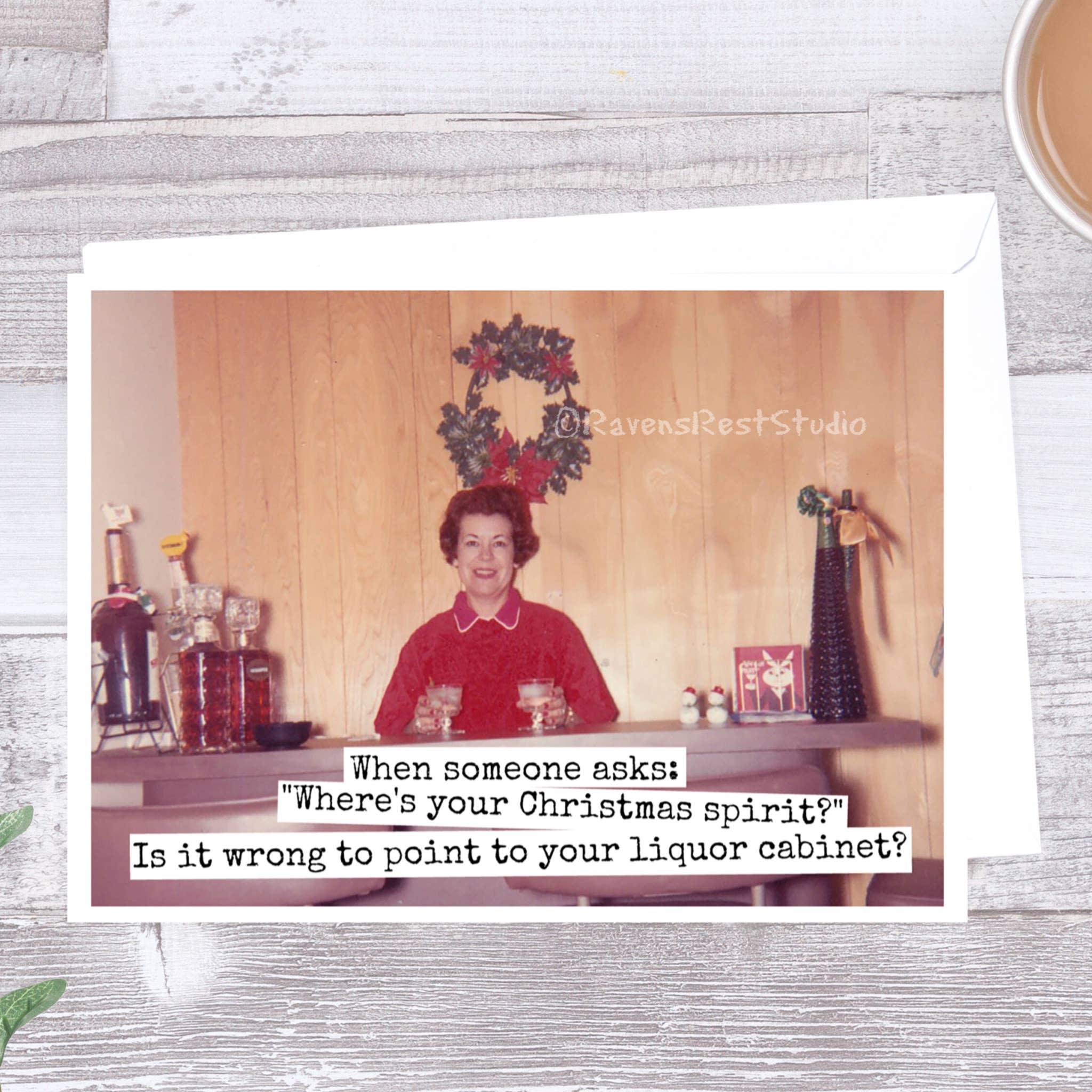 Raven's Rest Studio - Venta al por mayor Tarjetas de Navidad - Cuando alguien pregunta: «¿Dónde está tu espíritu navideño?»... Tarjeta.1