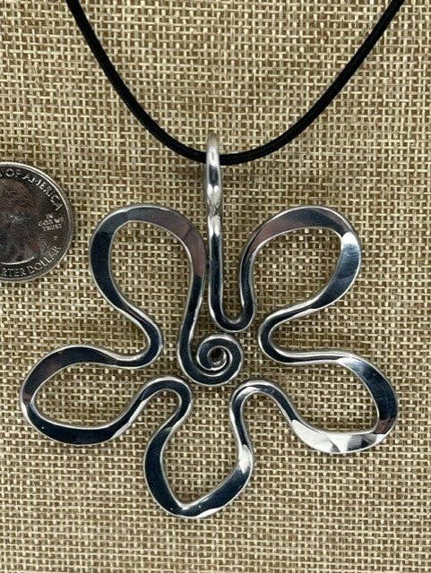 The Artist Jay – Engroshandel Halskæde med vedhæng – Blomst Hypoallergenisk Aluminiumsvedhæng Halskæde1