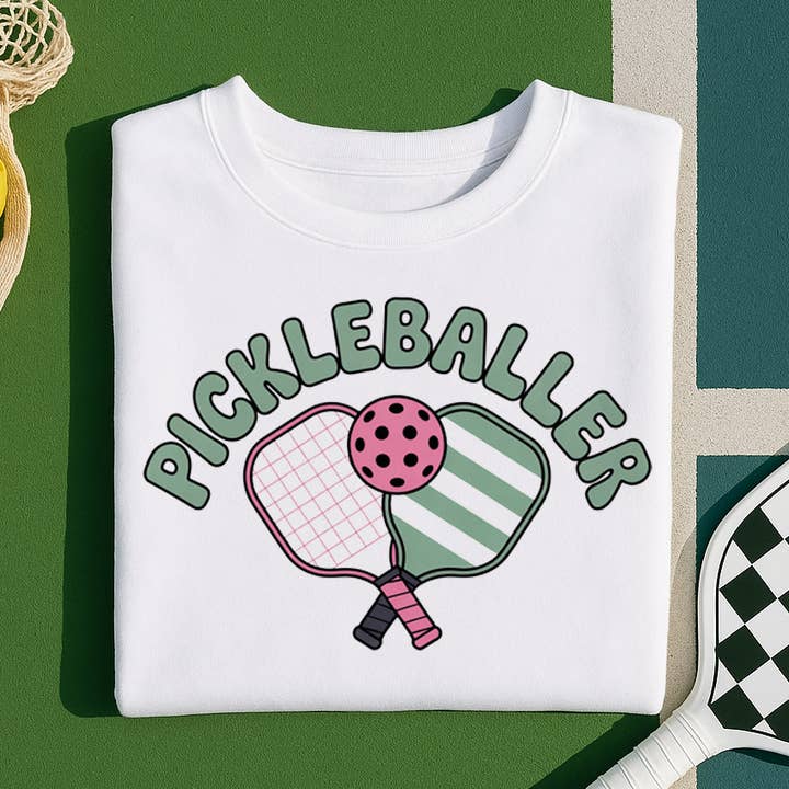 Sweat-shirt à col rond Pickleballer pour la vente par DaisyChainDesignCo