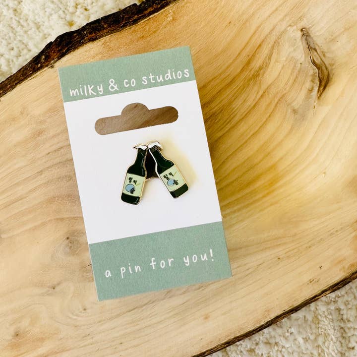 Soju JJang Hård Emalj Reversnål för wholesale av Milky & Co. Studios