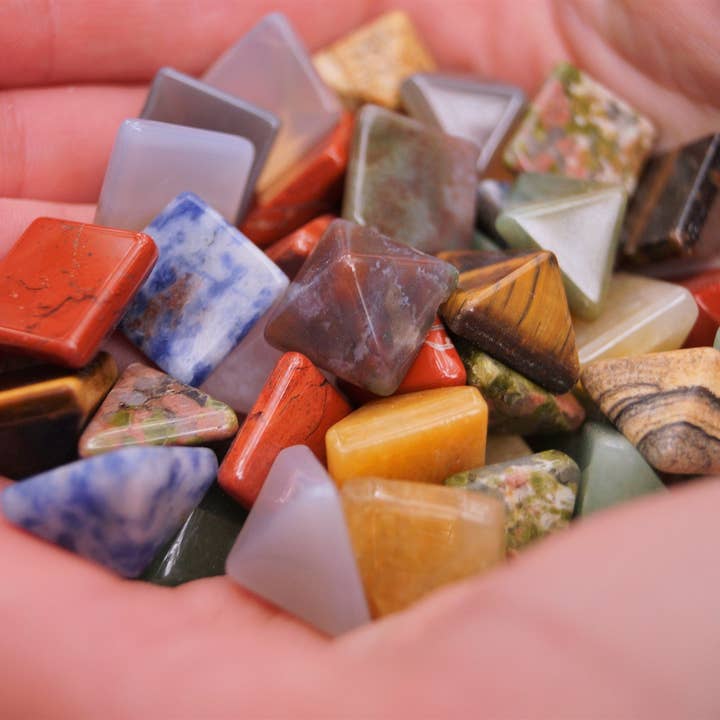 The Crushed Crystal - Wholesale Spirituele steen/kristal - 14mm mini kristallen piramide1