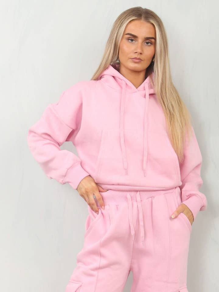 Roze Fleece Cropped Hoodie met Cargo Jogger Trainingsbroek Loungewear Set - Roshana voor wholesale door Femme Luxe