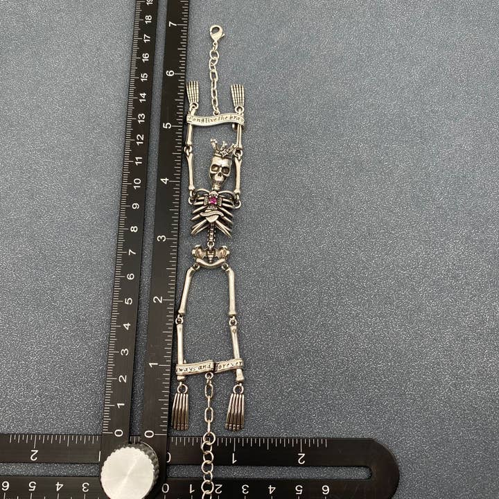 Mio Queena – Großhandel Armband mit Charms/Anhängern – GT-Charm-Armband aus versilbertem Sling-Skelett mit gotischem Design4