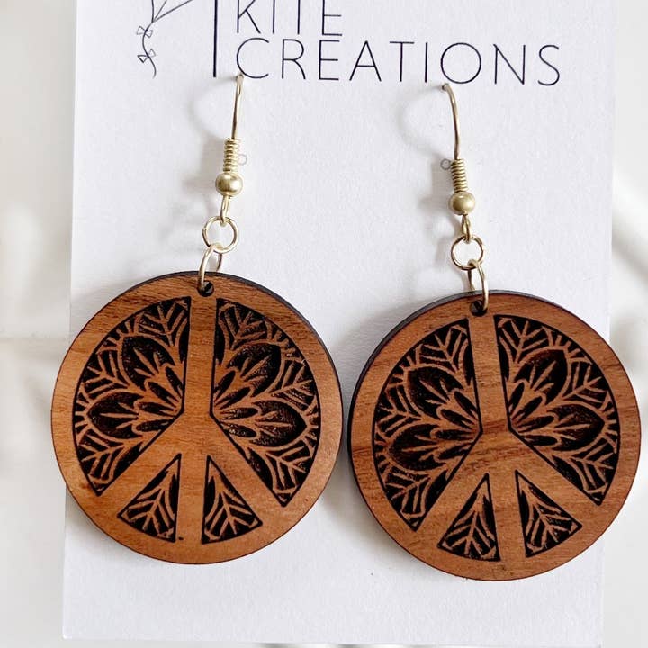 Pendentif en bois de cèdre naturel avec signe de paix gravé pour la vente par Paper Kite Creations