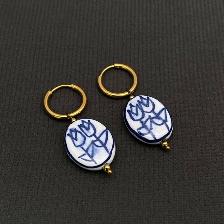 Mio Queena - Wholesale Huggie Earrings - Flower Pattern Ceramic 18K GoldenSS Huggie Earrings - FGS