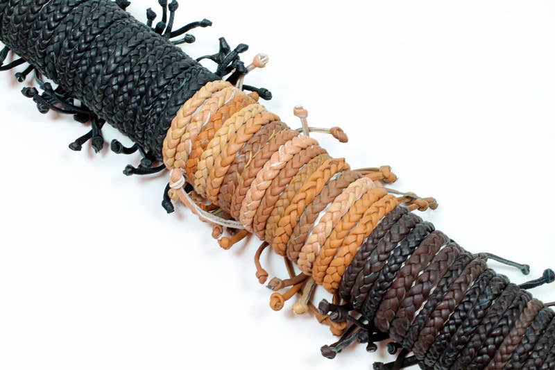 Western Counties Wholesale - Wholesale Geweven/gevlochten armbanden - Buis met zwart en bruin gekleurde leren polsbandjes0