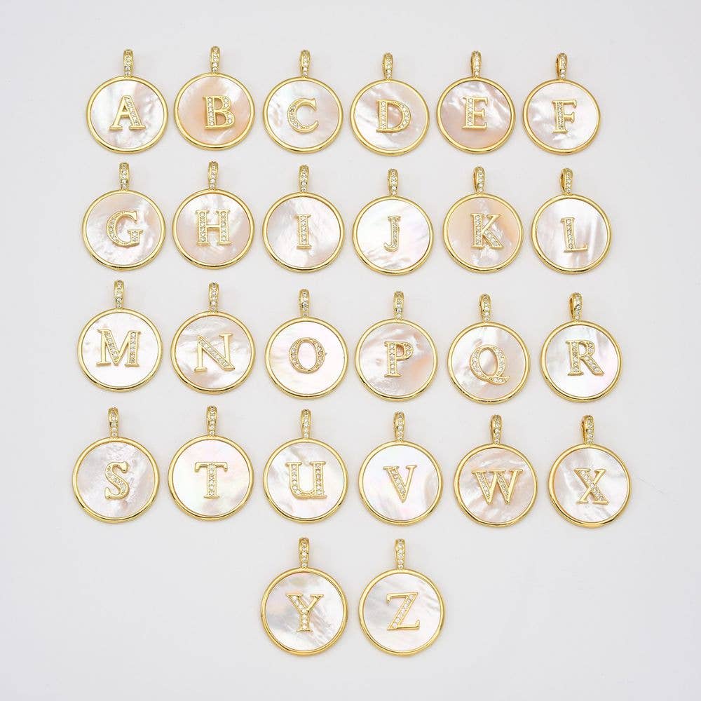 findings4uGem – wholesale Hänge-/berlockhalsband – Guldpläterad pärlemor initialbokstavsberlock, CP20382