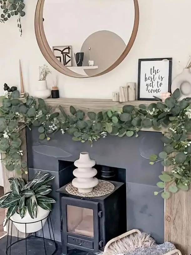 Guirnalda de eucalipto con hojas largas de sauce, guirnalda de vegetación de helecho de Boston dólar plateado, flores blancas, enredaderas de eucalipto, decoración de escena de 1,8 metros. para venta al por mayor de DemiVi Style