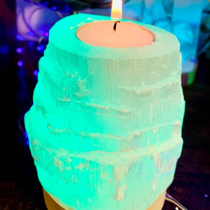 Witchy Altar-Kerzenhalter aus Selenit, USB-Lampe für den Großhandel von Desarwen